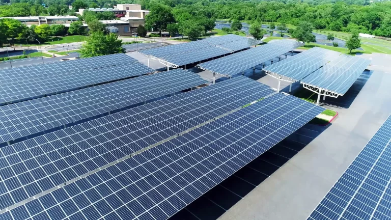 Los estacionamientos de autos de Francia tendrán que tener paneles de energía solar