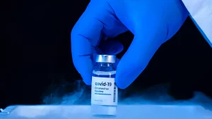 Cómo es la nueva vacuna bivalente contra el COVID: así lo explican los CDC