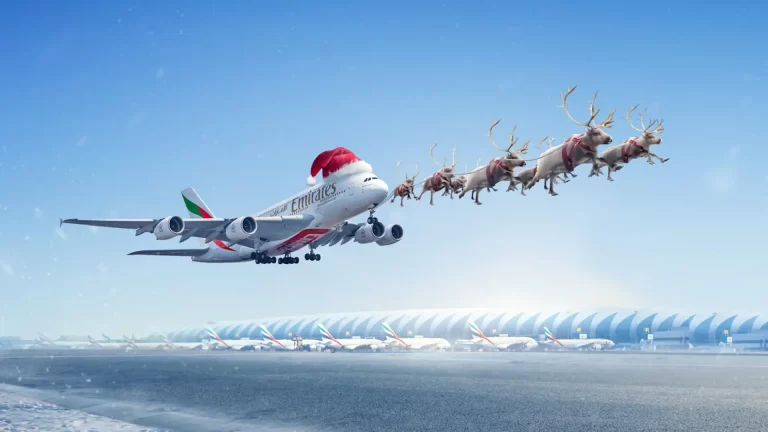 El original video de un avión de Emirates empujado por los renos de Papá Noel
