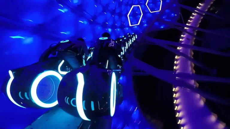 Cómo es TRON Lightcycle: la nueva montaña rusa en Disney Orlando