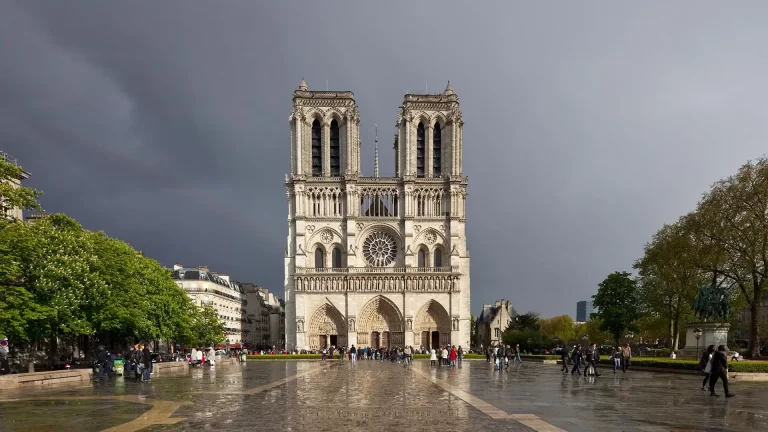 ¿Cuándo reabre la catedral de Notre Dame en París?