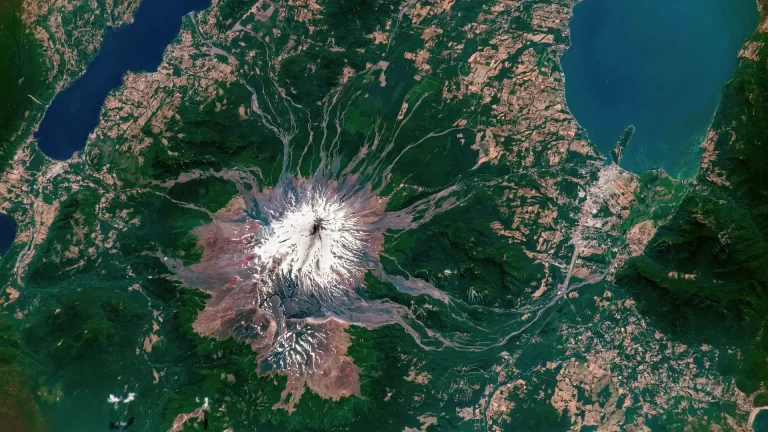 Así se ve el volcán Villarrica en Chile desde la Estación Espacial ISS