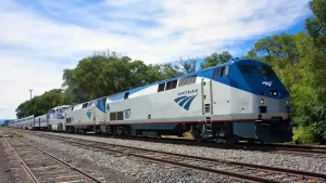 ¿Quién tiene trenes más rápidos? ¿Brightline o Amtrak?
