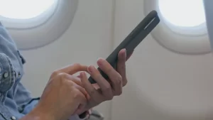 ¿Por qué no se debe o puede usar el teléfono celular en los aviones?