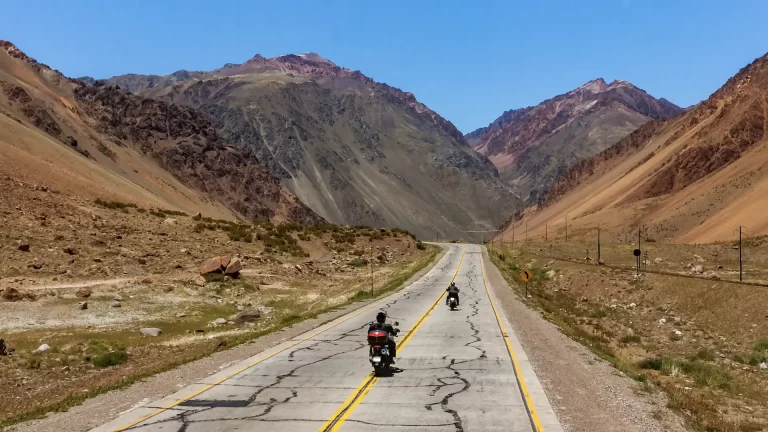 Cómo viajar a Chile en moto y conocer los mejores paisajes
