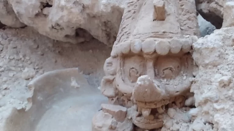 Descubren una rara estatua durante la construcción del tren Maya