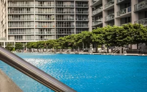 ¿Qué hoteles tienen las piscinas más grandes en Miami?