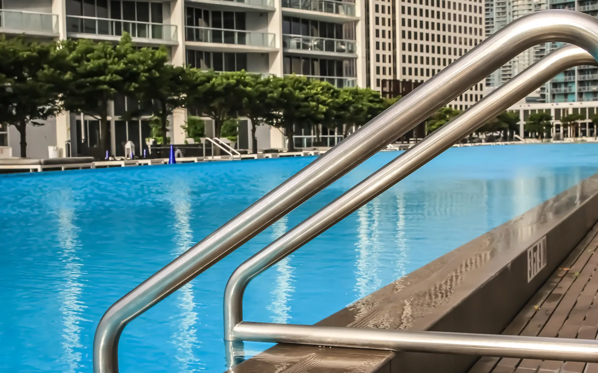 ¿Qué hoteles tienen las piscinas más grandes en Miami?