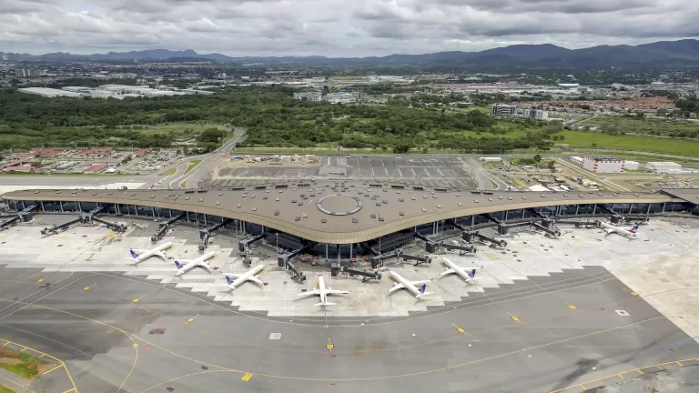 El nuevo tren que conecta el aeropuerto de Panamá con el centro de la ciudad