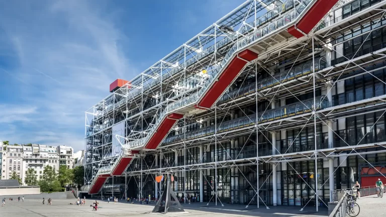 En 2025 reabre Notre Dame pero cierra el Centro Pompidou en París