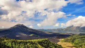 Prohibirán a los turistas subir a las montañas de Bali: ¿qué pasó?