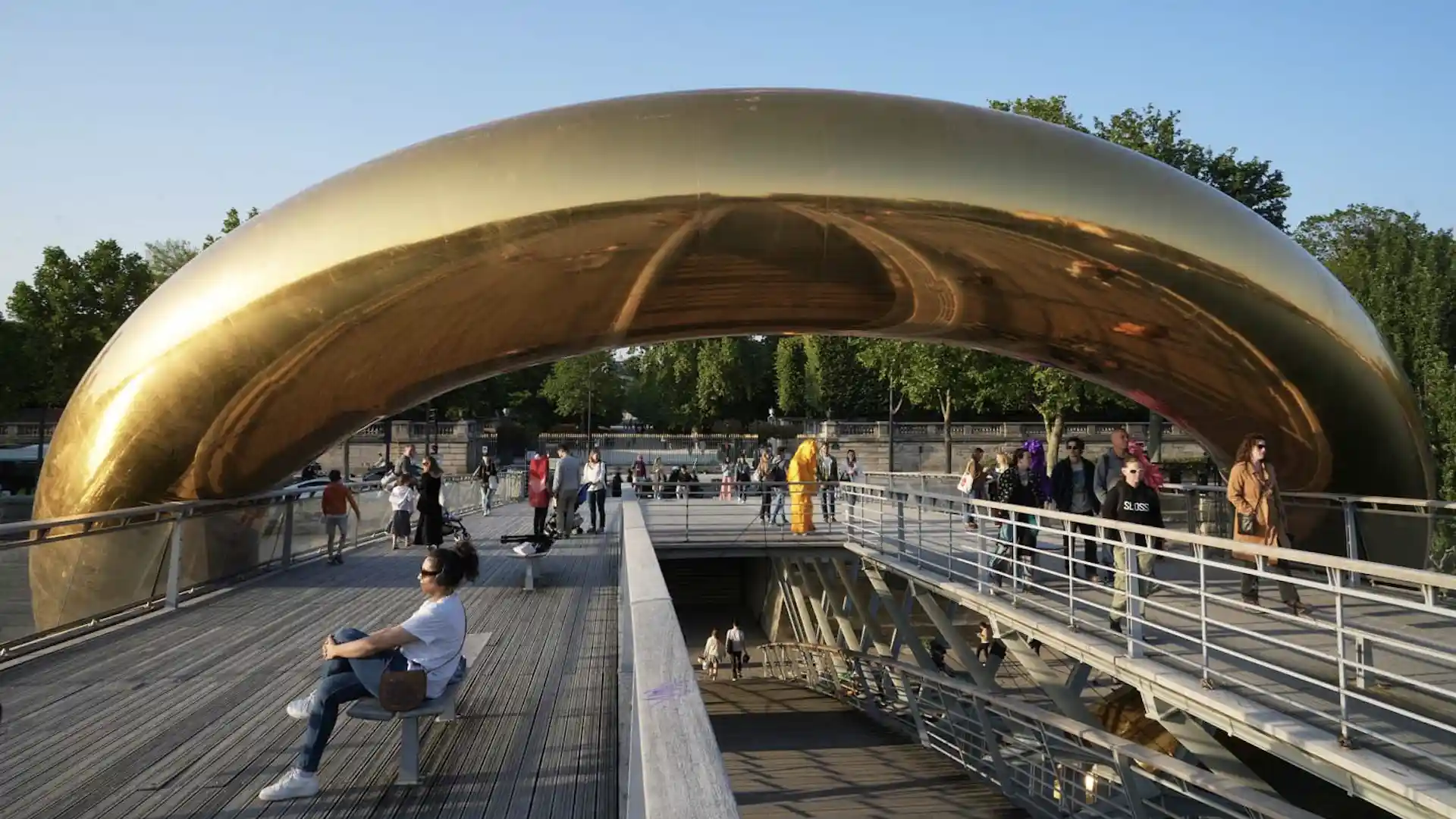 Así es el novedoso anillo de diseño en un puente de París: RINGdeLUXE