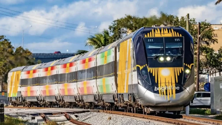 Cómo comprar los tickets del tren Brightline de Miami a Orlando
