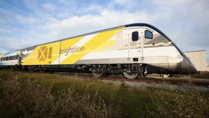 Viajar de Miami a Orlando en tren: Brightline o Amtrak. ¿Cuál es mejor?