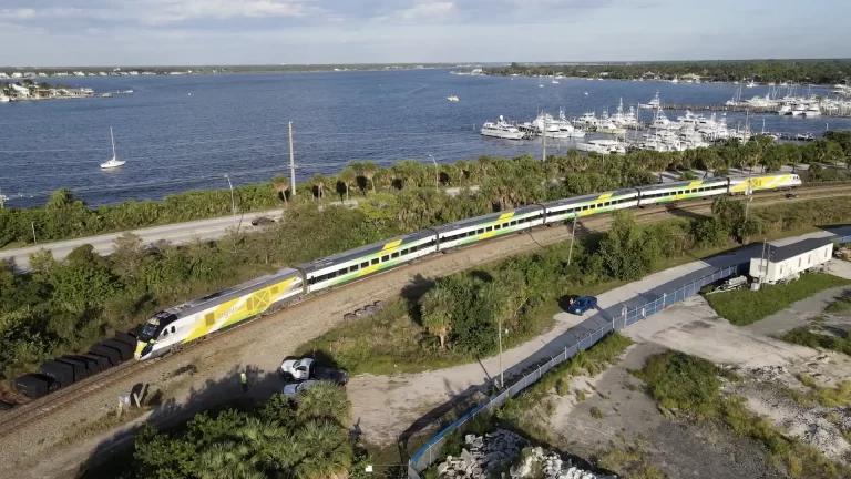 Por qué viajar con el tren rápido de Miami a Orlando de Brightline