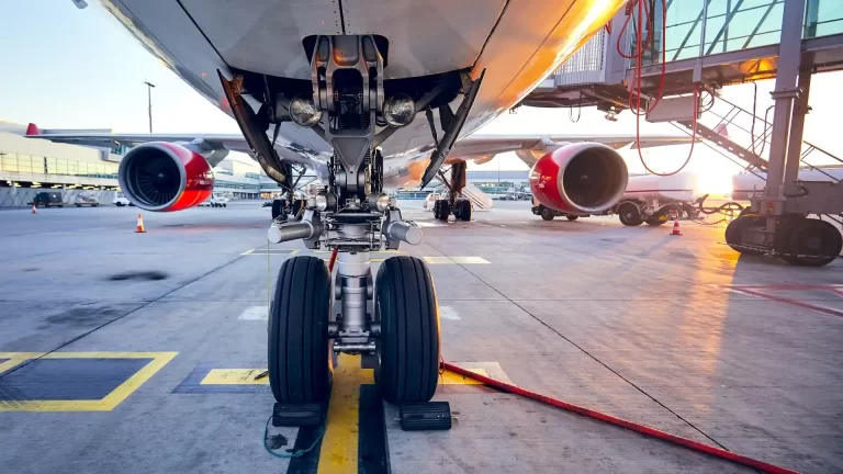 Cómo y cada cuánto se cambian las ruedas de los aviones: video