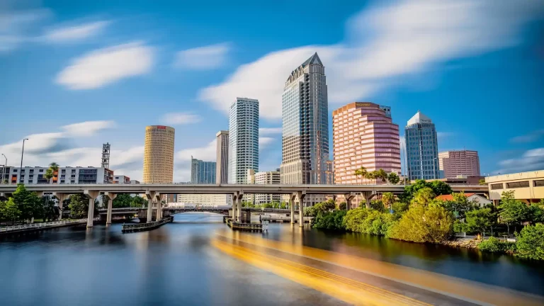 ¿Se puede viajar en tren de Orlando o Miami a Tampa?