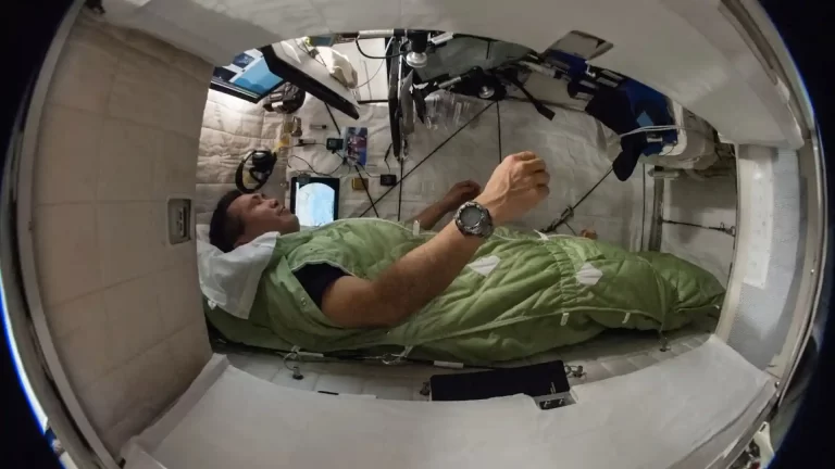 7 maneras para dormir mejor inspiradas en los astronautas de la ISS