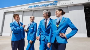 Así son los nuevos uniformes de Aerolíneas Argentinas en fotos