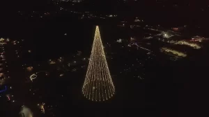 ¿Dónde está el árbol de Navidad más alto del mundo y cuánto mide?