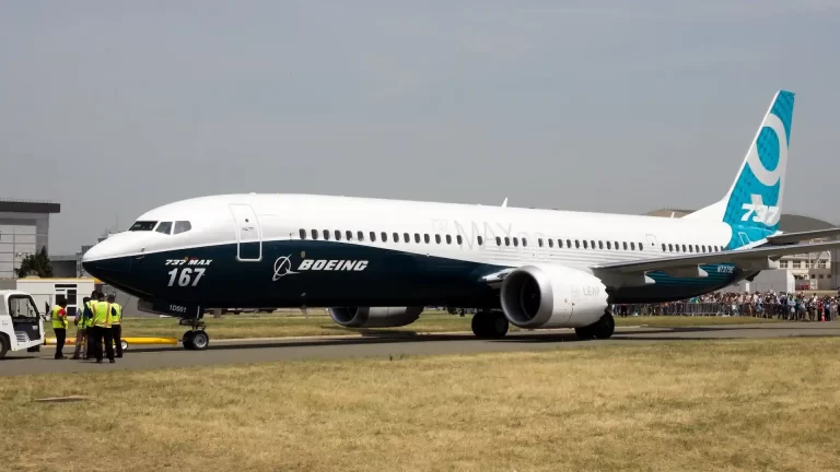 Los aviones Boeing 737-9 Max seguirán sin poder volver a volar