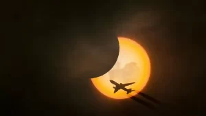 Venden tickets para ver en avión el eclipse solar del 8 de abril