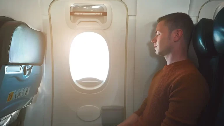 ¿Cuál asiento de avión es mejor para dormir? ¿Pasillo o ventanilla?