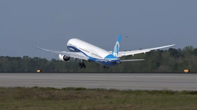 Piden que dejen de volar los Boeing 787 Dreamliner: ¿qué pasará?