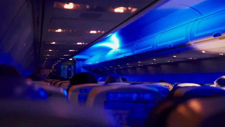 Por qué se apagan o atenúan las luces antes del despegue y aterrizaje de un avión