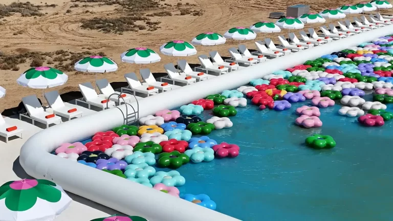 La original piscina inflable en el desierto cerca de Las Vegas, en Nevada