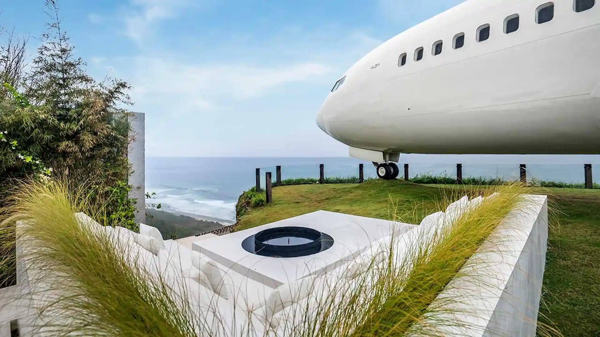 Así es el original hotel dentro de un avión Boeing 737 en Bali