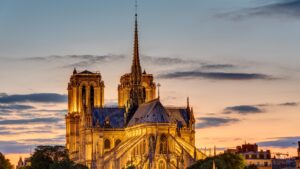 ¿Cuándo inaugura la catedral de Notre-Dame en París?