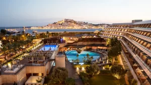 5 hoteles en Ibiza para alojarse y disfrutar del verano 2024