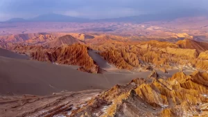 3 destinos únicos para visitar en Chile: Valle de la Luna, Piedra del Águila y más