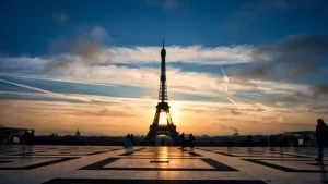 Los anillos olímpicos en la Torre Eiffel y el fin de la democracia