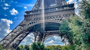 ¿Cuál es el mejor mes para visitar París? ¿Abril o agosto?