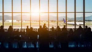 Un aeropuerto pone un límite de tiempo para los abrazos de los pasajeros