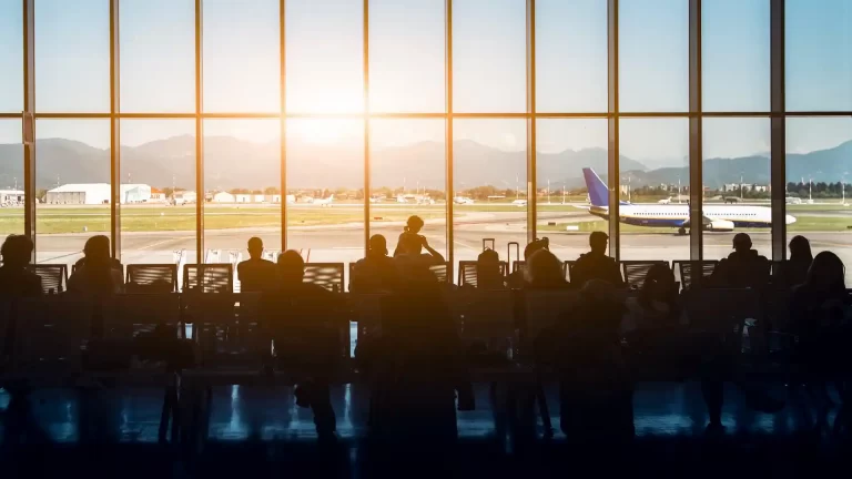 Un aeropuerto pone un límite de tiempo para los abrazos de los pasajeros