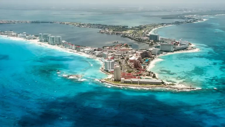 La historia de cómo Cancún se convirtió en uno de los destinos turísticos favoritos de México