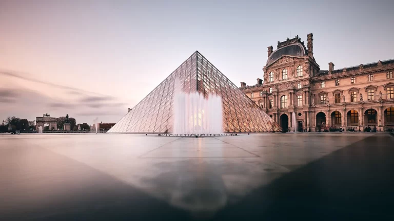 De fortaleza a museo: la historia detrás del Louvre