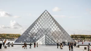 Así es la exposición de moda del museo Louvre en París