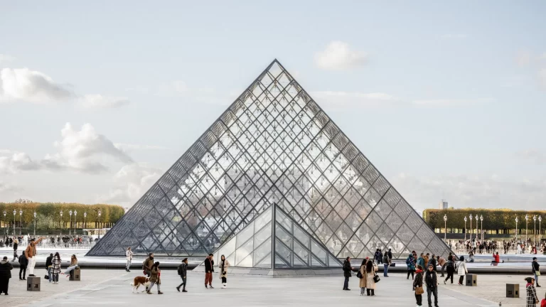 Así es la exposición de moda del museo Louvre en París