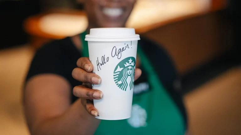 Cómo es la nueva experiencia en las tiendas de Starbucks: Hello Again