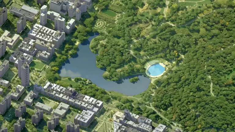 Inauguró la nueva piscina y pista de hielo en el Central Park en Nueva York