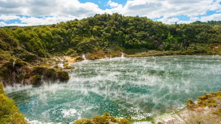 Frying Pan Lake: la fuerte termal con la temperatura más alta del mundo