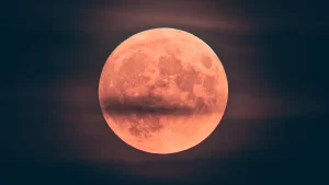 Este 12 de abril llega la Luna Llena Rosa de 2025