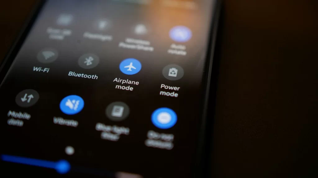 ¿Qué pasa si el celular o móvil no está en modo avión en un vuelo?
