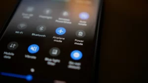 ¿Qué pasa si el celular o móvil no está en modo avión en un vuelo?