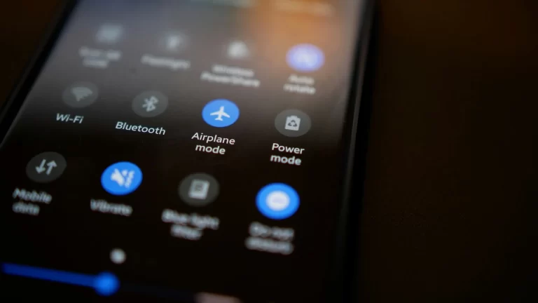 ¿Qué pasa si el celular o móvil no está en modo avión en un vuelo?