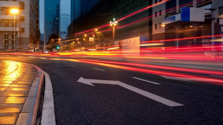 ¿Dónde se construyó la primera calle asfaltada del mundo?